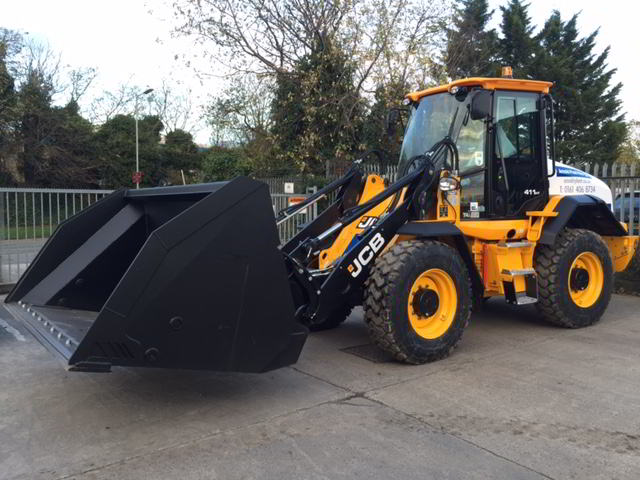 JCB 411 fitted with high tip GP bucket, set up to load grit wagons